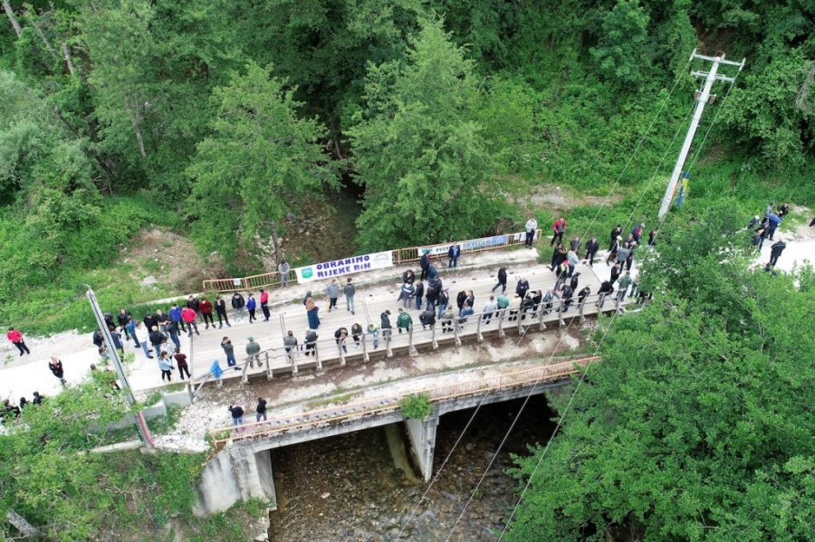 Više od 300 ljudi blokiralo most na Neretvici: Za rijeku spremni dati život!